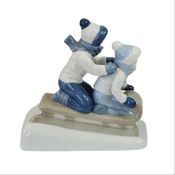 Paul Sebastian Vintage Children On Sled Ride Fine Porcelain Figurine - Picture 3 of 11
